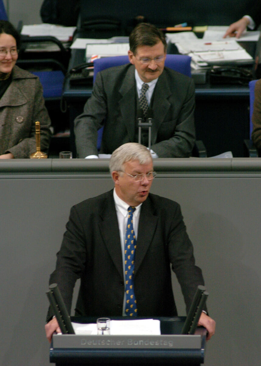 Dr. Michael Fuchs, MdB, CDU/CSU, Rede, Deutscher Bundestag, 11. Sitzung, TOP 4, Thema: Gesetz gegen Wettbewerbsbeschränkungen. Vorsitz: Bundestagsvizepräsident Hermann Otto Solms, FDP.
Rednerpult. Fuchs, Michael; Solms, Hermann Otto Dr. Michael Fuchs, MdB, CDU/CSU, Rede, Deutscher Bundestag, 11. Sitzung, TOP 4, Thema: Gesetz gegen Wettbewerbsbeschränkungen. Vorsitz: Bundestagsvizepräsident Hermann Otto Solms, FDP.
Rednerpult.