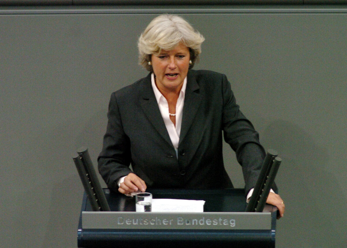 Grütters, Monika Monika Grütters, MdB, CDU/CSU, Rede, Deutscher Bundestag, 11. Sitzung.

Rednerpult.