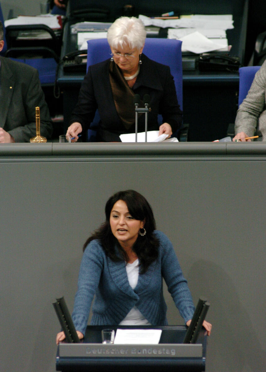 Dagdelen, Sevim; Hasselfeldt, Gerda Sevim Dagdelen, MdB, DIE LINKE., Rede, Deutscher Bundestag, 11. Sitzung, TOP 7, Thema: "Muslimtest" in Baden-Württemberg. Vorsitz: Bundestagsvizepräsidentin Gerda Hasselfeldt, CDU/CSU.; Rednerpult.