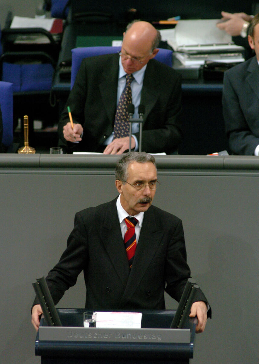 Hartmut Schauerte, PSts., CDU/CSU, Rede, Deutscher Bundestag, 11. Sitzung, TOP 4, Thema: Gesetz gegen Wettbewerbsbeschränkungen. Vorsitz: Bundestagspräsident Dr. Norbert Lammert, CDU/CSU
Rednerpult. Schauerte, Hartmut; Lammert, Norbert Hartmut Schauerte, PSts., CDU/CSU, Rede, Deutscher Bundestag, 11. Sitzung, TOP 4, Thema: Gesetz gegen Wettbewerbsbeschränkungen. Vorsitz: Bundestagspräsident Dr. Norbert Lammert, CDU/CSU
Rednerpult.