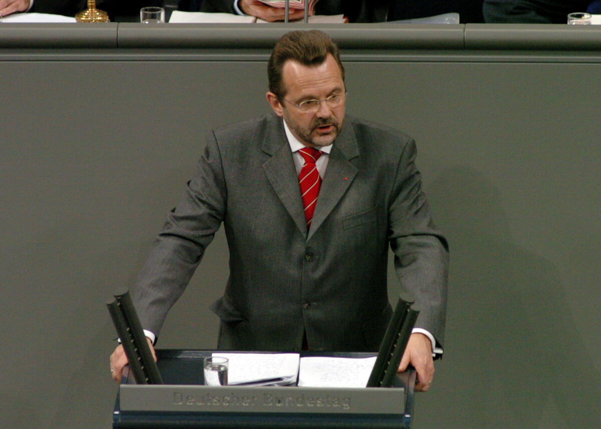 Thönnes, Franz Franz Thönnes, PSts., SPD, Rede, Deutscher Bundestag, 11. Sitzung, TOP 3, Thema: SGB II.

Rednerpult.