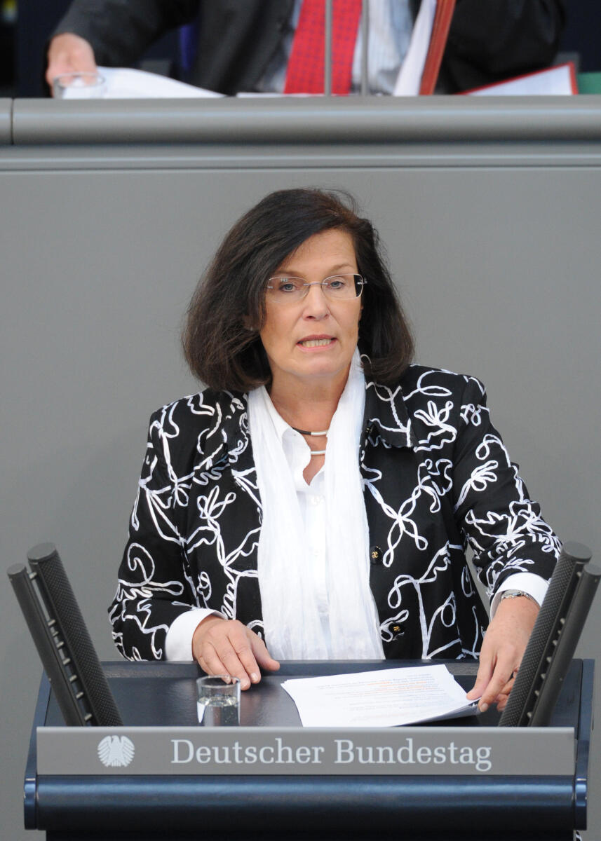 Antje Tillmann, CDU/CSU, Bundestagsabgeordnete, Abgeordnete, Mitglied Deutscher Bundestag, MdB, Rede, 100. Sitzung, Top 4, Thema: Kleinanlegerschutzgesetz, Redner 1.; Rednerpult. Tillmann, Antje Antje Tillmann, CDU/CSU, Bundestagsabgeordnete, Abgeordnete, Mitglied Deutscher Bundestag, MdB, Rede, 100. Sitzung, Top 4, Thema: Kleinanlegerschutzgesetz, Redner 1.; Rednerpult.