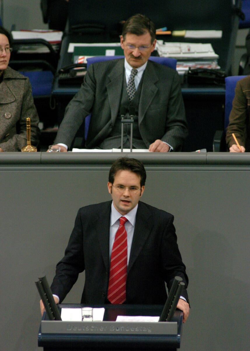 Matthias Berninger, MdB, Bündnis 90/Die Grünen, Rede, Deutscher Bundestag, 11. Sitzung, TOP 4, Thema: Gesetz gegen Wettbewerbsbeschränkungen. Vorsitz: Bundestagsvizepräsident Hermann Otto Solms, FDP.
Rednerpult. Berninger, Matthias; Solms, Hermann Otto Matthias Berninger, MdB, Bündnis 90/Die Grünen, Rede, Deutscher Bundestag, 11. Sitzung, TOP 4, Thema: Gesetz gegen Wettbewerbsbeschränkungen. Vorsitz: Bundestagsvizepräsident Hermann Otto Solms, FDP.
Rednerpult.