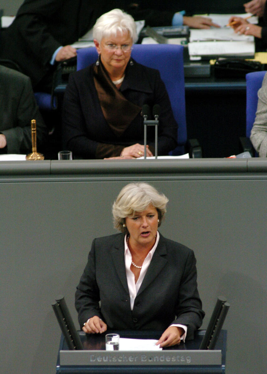 Grütters, Monika; Hasselfeldt, Gerda Monika Grütters, MdB, CDU/CSU, Rede, Deutscher Bundestag, 11. Sitzung. Vorsitz: Bundestagsvizepräsidentin Gerda Hasselfeldt, CDU/CSU.

Rednerpult.