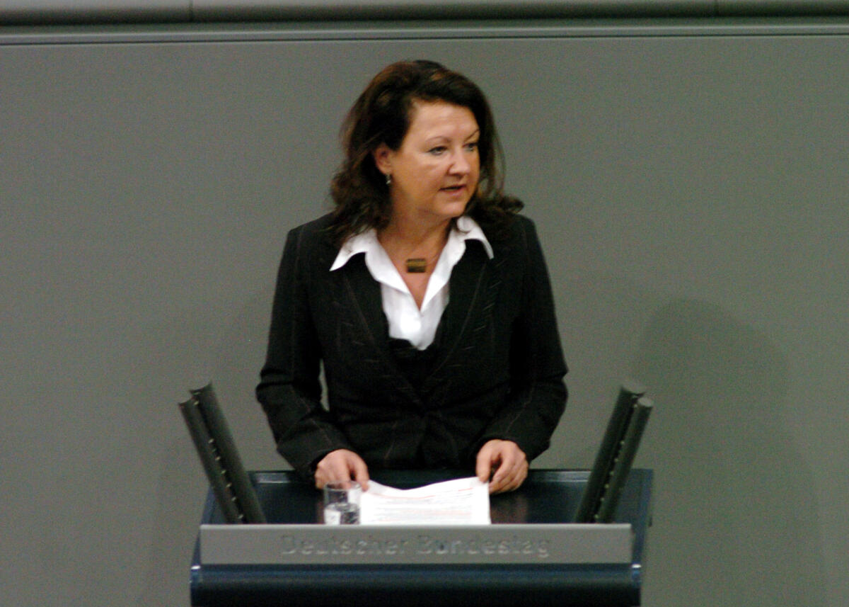 Krüger-Leißner, Angelika Angelika Krüger-Leißner, MdB, SPD, Rede, Deutscher Bundestag, 11. Sitzung, TOP 3, Thema: SGB II.

Rednerpult.