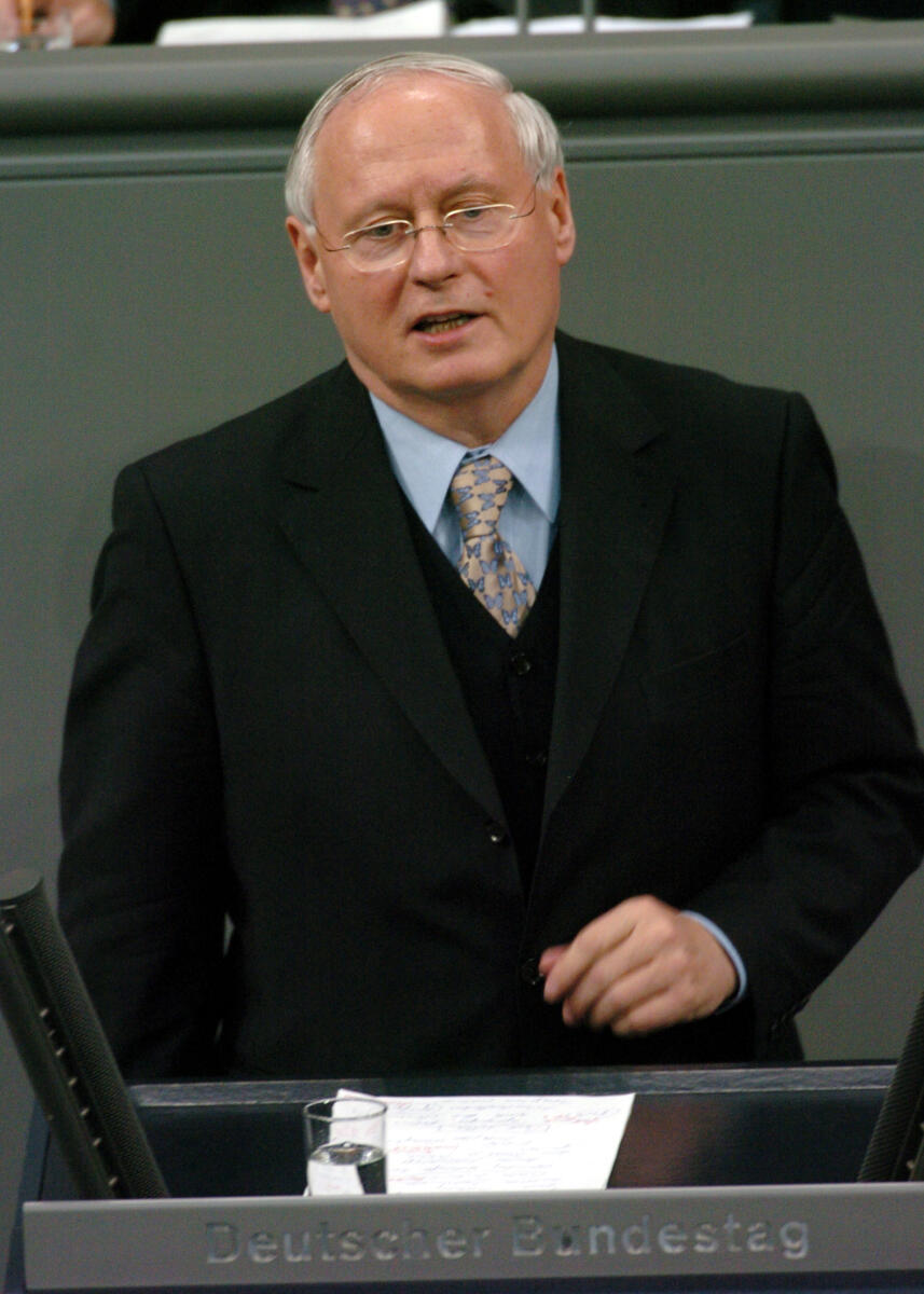 Lafontaine, Oskar Oskar Lafontaine, MdB, Die Linke, Rede Deutscher Bundestag, 11. Sitzung, TOP 4, Thema: Gesetz gegen Wettbewerbsbeschränkungen, 1. Redner.

Rednerpult.