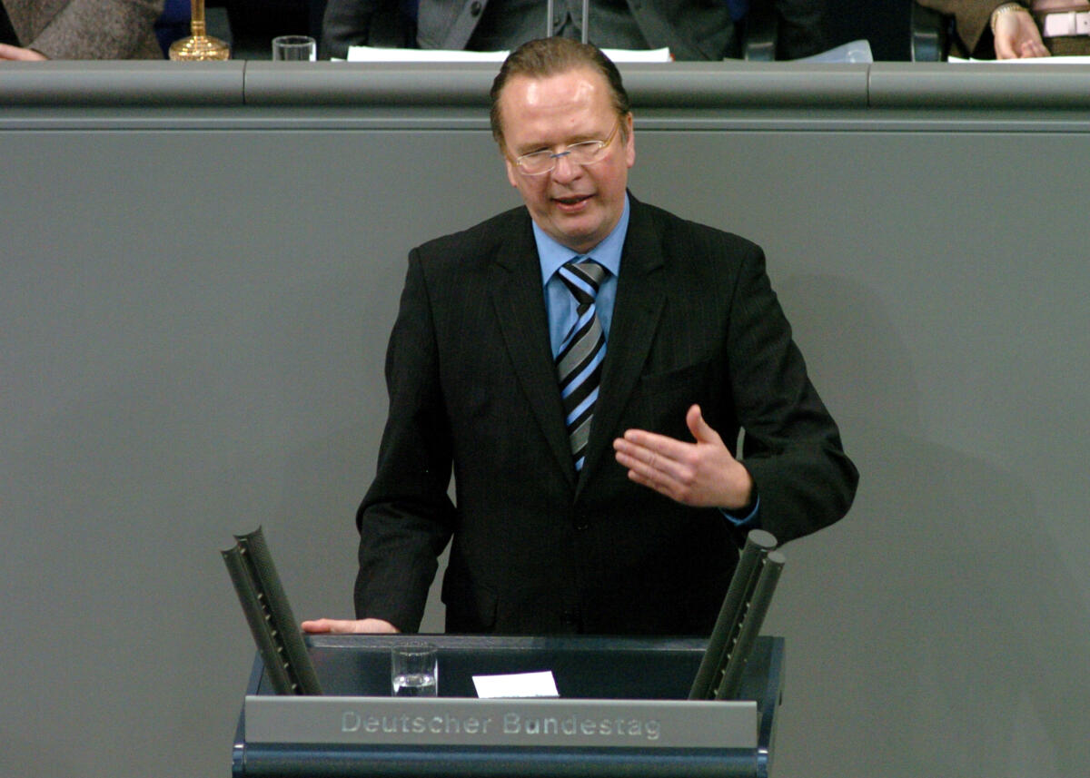 Wend, Rainer Rainer Wend, MdB, SPD, Rede, Deutscher Bundestag, 11. Sitzung, TOP 4, Thema: Gesetz gegen Wettbewerbsbeschränkungen. 

Rednerpult.