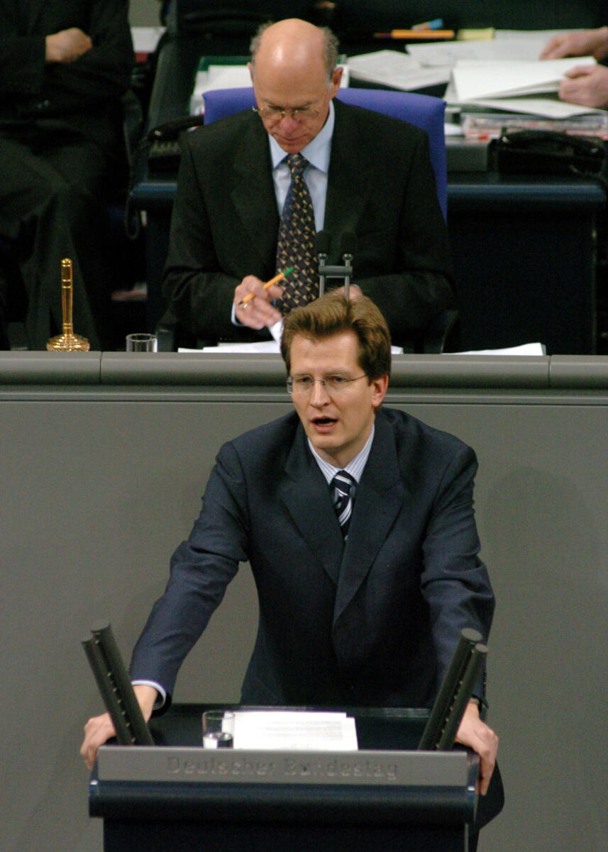Brauksiepe, Ralf; Lammert, Norbert Dr. Ralf Brauksiepe, MdB, CDU/CSU, Rede, Deutscher Bundestag, 11. Sitzung, TOP 3, Thema: SGB II. Vorsitz: Bundestagspräsident Dr. Norbert Lammert, CDU/CSU.

Rednerpult.