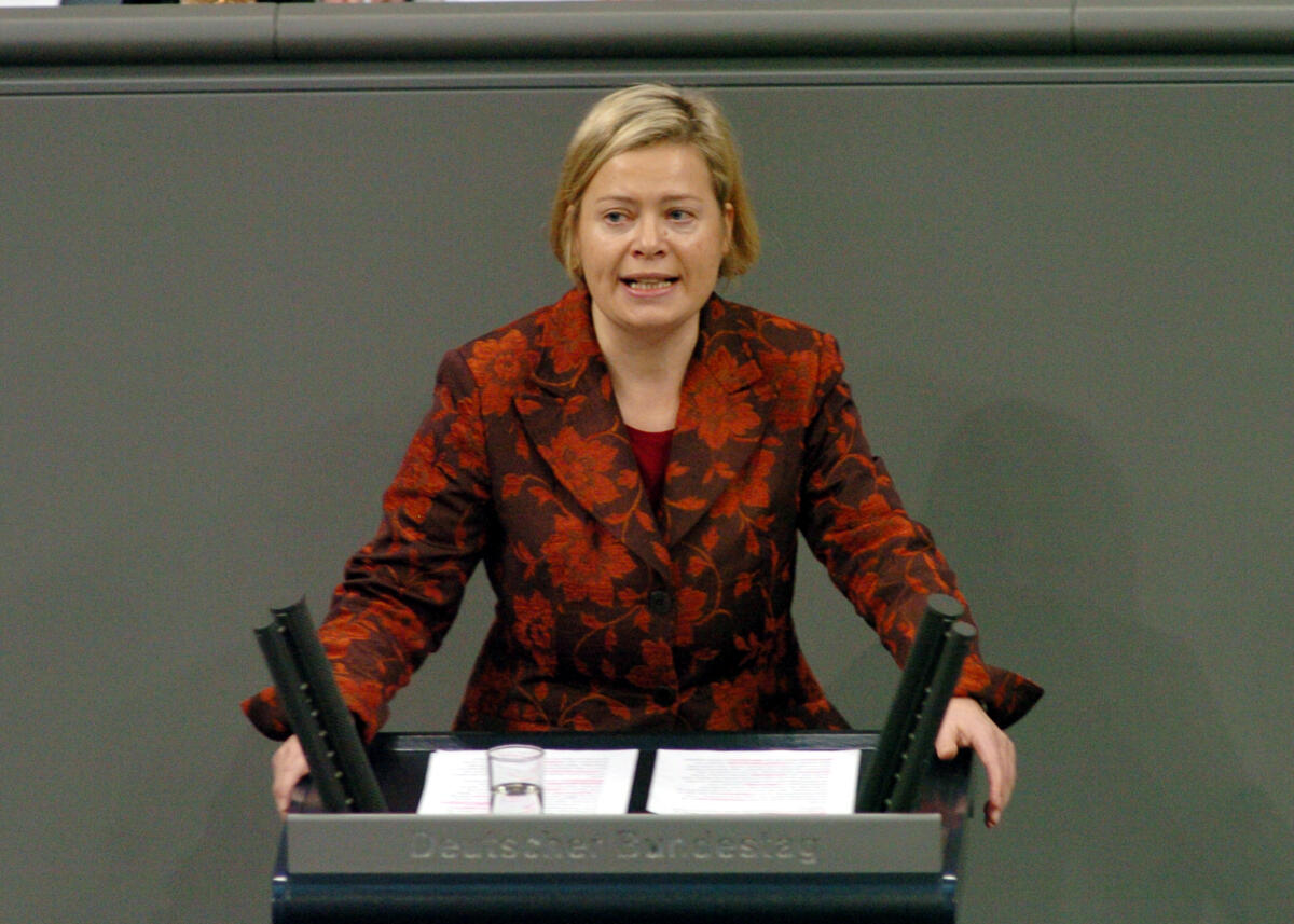 Lötzsch, Gesine Dr. Gesine Lötzsch, MdB, Die Linke, Rede, Deutscher Bundestag, 11. Sitzung, TOP 3, Thema: SGB II.

Rednerpult.