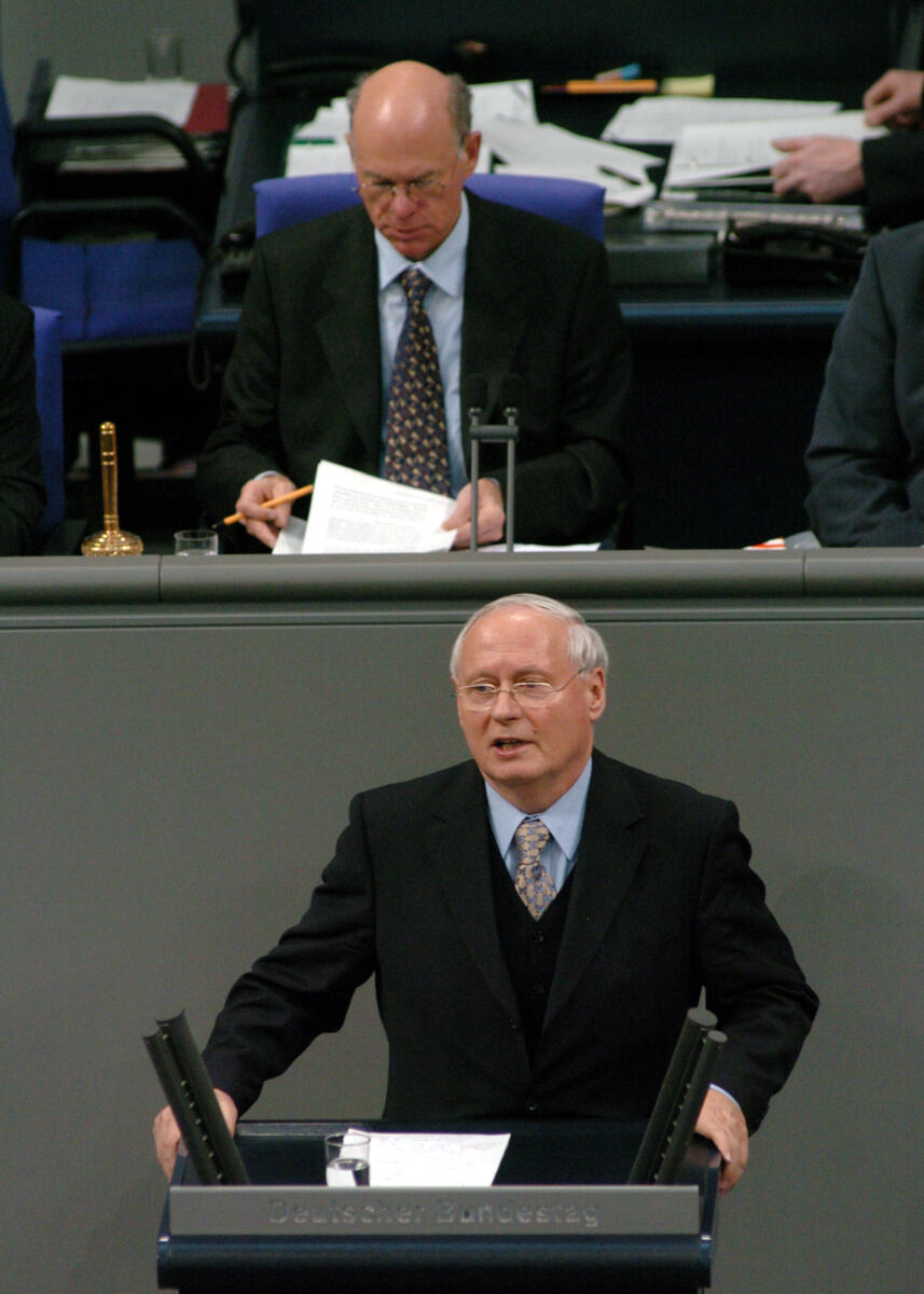 Lafontaine, Oskar; Lammert, Norbert Oskar Lafontaine, MdB, DIE LINKE., Rede, Deutscher Bundestag, 11. Sitzung, TOP 4, Thema: Gesetz gegen Wettbewerbsbeschränkungen. Vorsitz: Bundestagspräsident Dr. Norbert Lammert, CDU/CSU.; Rednerpult.