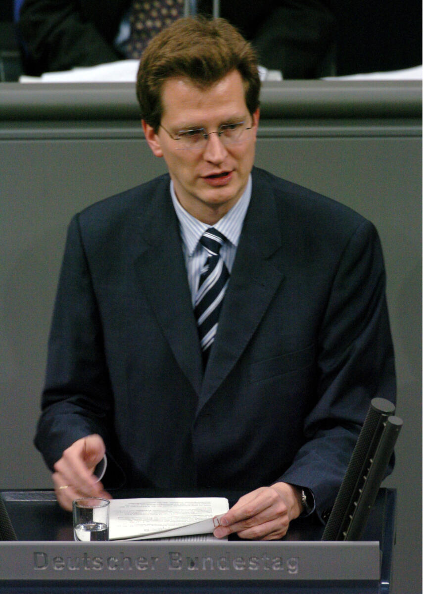 Brauksiepe, Ralf Dr. Ralf Brauksiepe, MdB, CDU/CSU, Rede Deutscher Bundestag, 11. Sitzung, TOP 3, Thema: SGB II, 3. Redner.

Rednerpult.