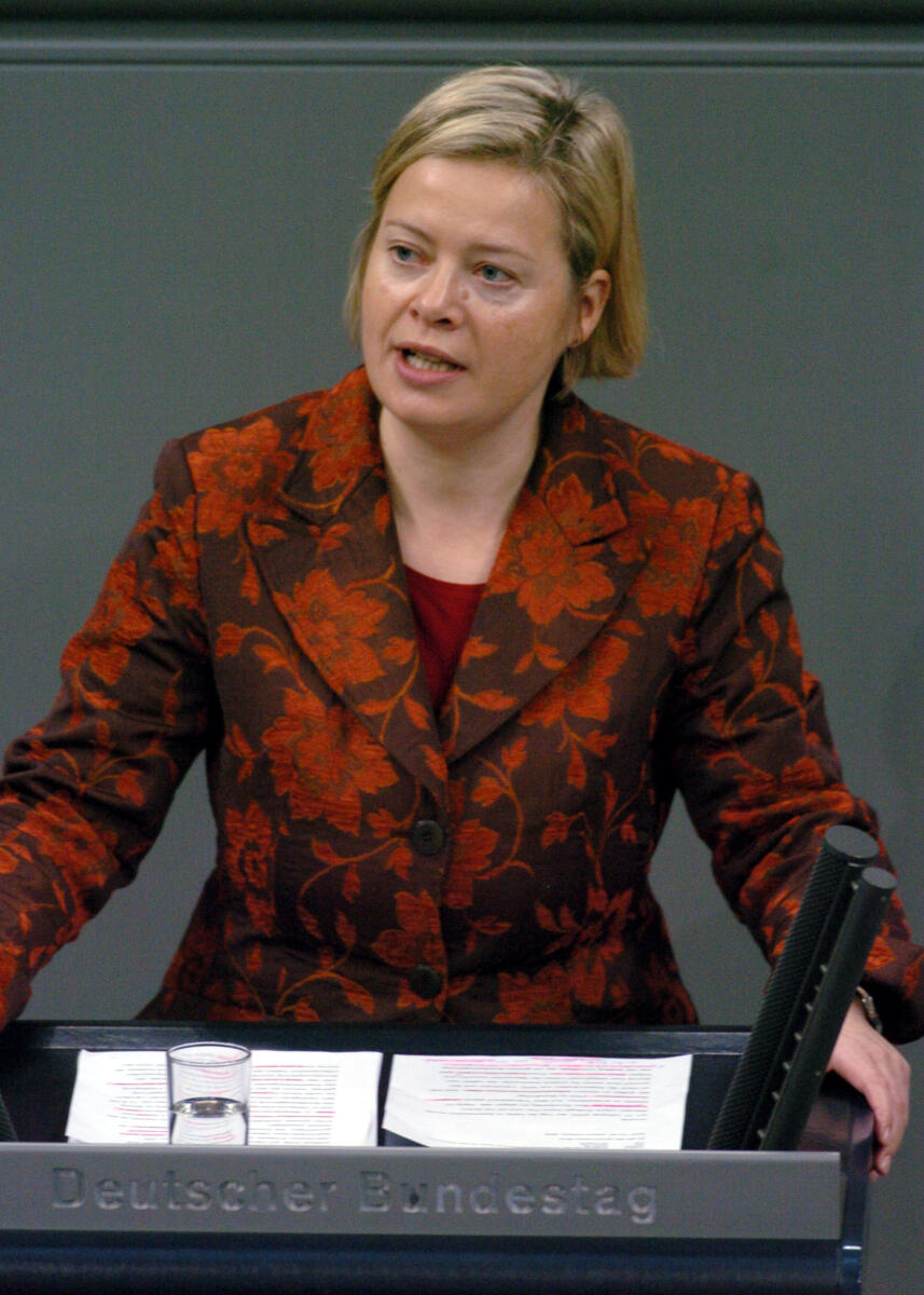 Lötzsch, Gesine Dr. Gesine Lötzsch, MdB, Die Linke, Rede Deutscher Bundestag, 11. Sitzung, TOP 3, Thema: SGB II, 4. Redner.

Rednerpult.
