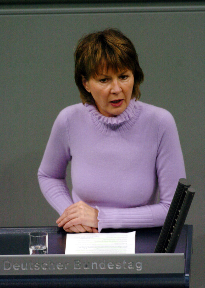 Pothmer, Brigitte Brigitte Pothmer, MdB, Bündnis 90/Die Grünen, Rede Deutscher Bundestag, 11. Sitzung, TOP 3, Thema: SGB II, 5. Redner.

Rednerpult.