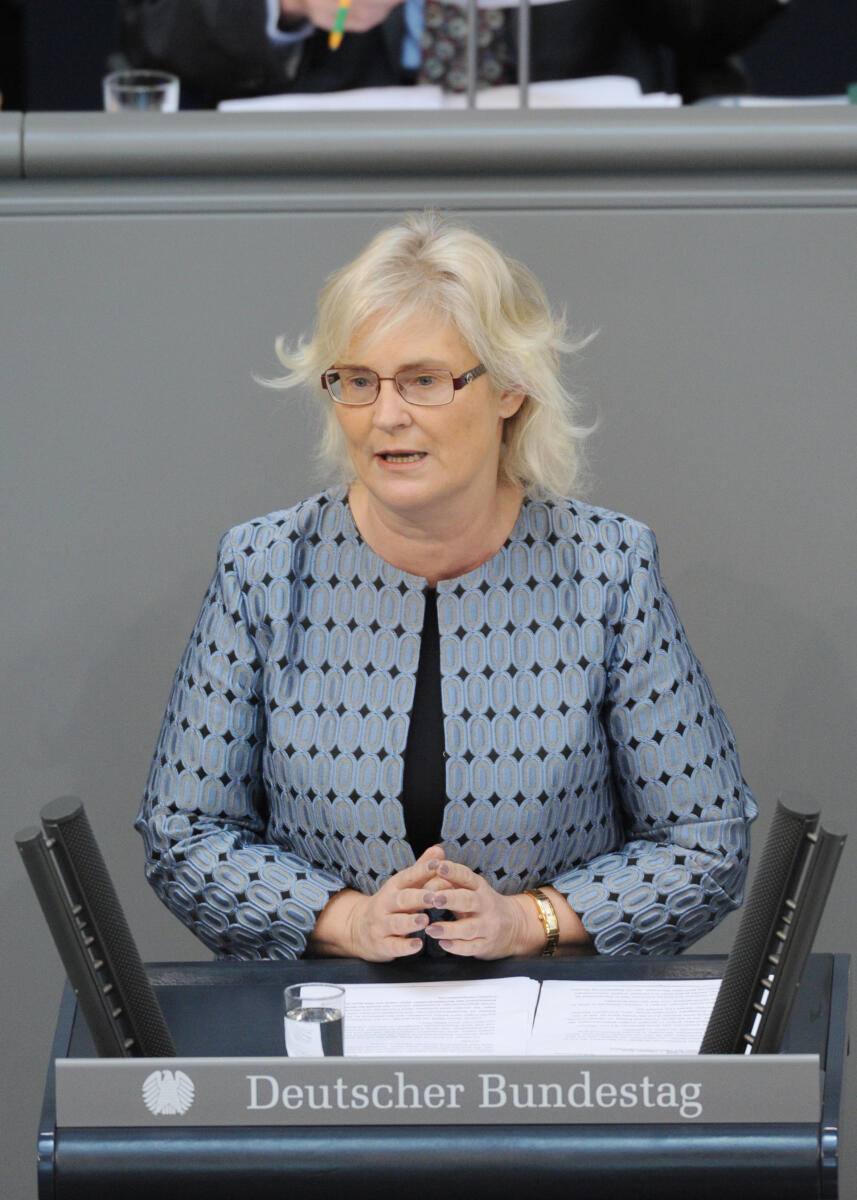 Christine Lambrecht, SPD, Bundestagsabgeordnete, Abgeordnete, Mitglied Deutscher Bundestag, MdB, Rede, 127. Sitzung, Top 3, Thema: Bewältigung der Flüchtlingskrise und Nachtragshaushalt, Redner 3.; Rednerpult. Lambrecht, Christine Christine Lambrecht, SPD, Bundestagsabgeordnete, Abgeordnete, Mitglied Deutscher Bundestag, MdB, Rede, 127. Sitzung, Top 3, Thema: Bewältigung der Flüchtlingskrise und Nachtragshaushalt, Redner 3.; Rednerpult.