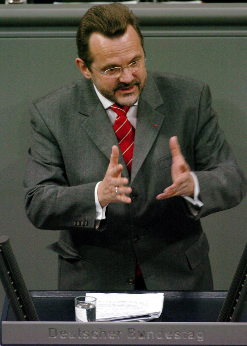 Thönnes, Franz Franz Thönnes, PSts., Rede Deutscher Bundestag, 11. Sitzung, TOP 3, Thema: SGB II, 1. Redner.

Rednerpult.