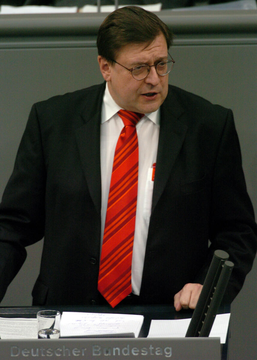 Tauss, Jörg Jörg Tauss, MdB, SPD, Rede Deutscher Bundestag, 11. Sitzung, TOP 4, Thema: Gesetz gegen Wettbewerbsbeschränkungen, 7. Redner.; Rednerpult.