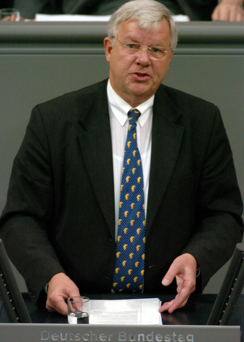 Fuchs, Michael Dr. Michael Fuchs, MdB, CDU/CSU, Rede Deutscher Bundestag, 11. Sitzung, TOP 4, Thema: Gesetz gegen Wettbewerbsbeschränkungen, 9. Redner.; Rednerpult.