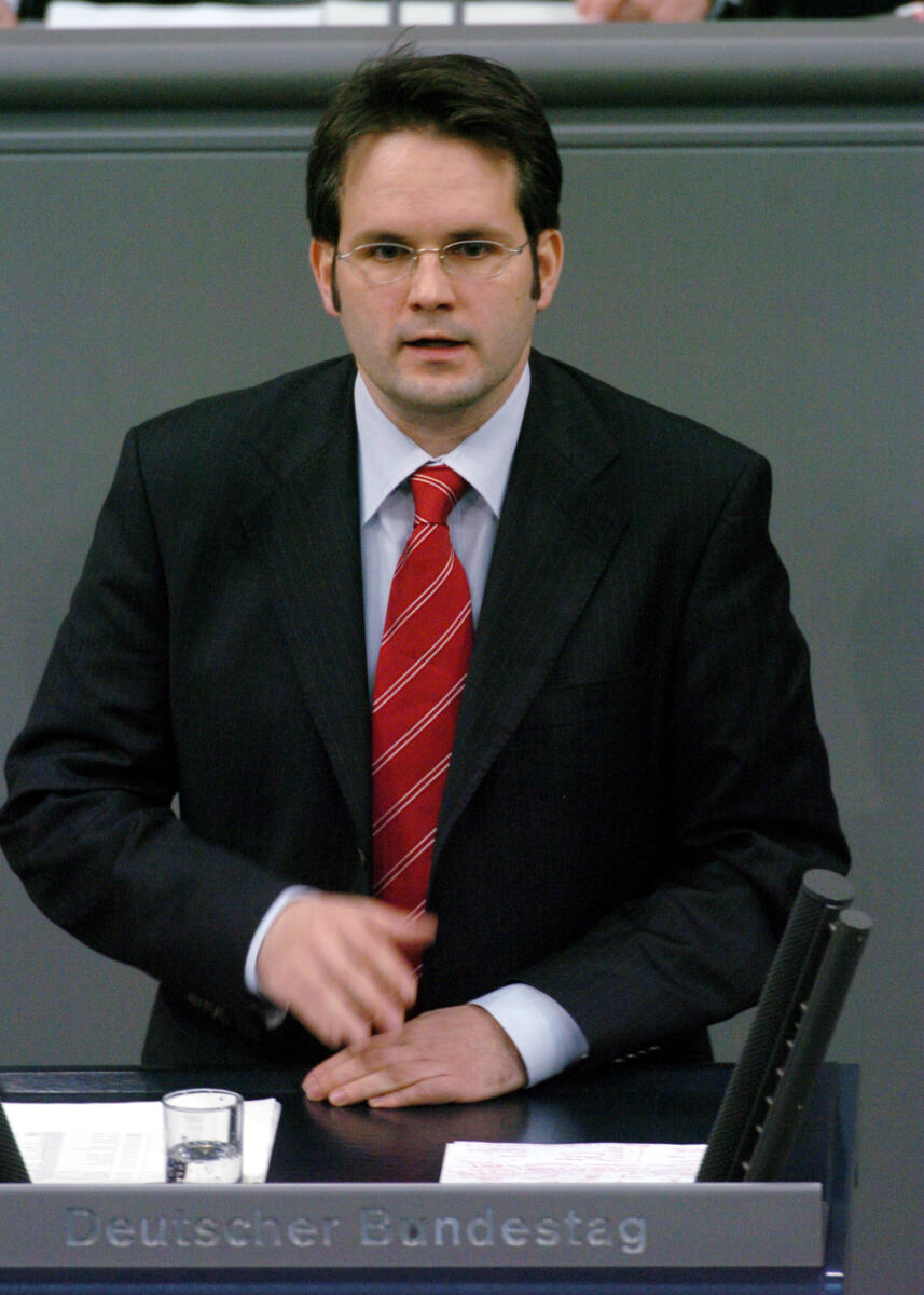 Berninger, Matthias Matthias Berninger, MdB, Bündnis 90/Die Grünen, Rede Deutscher Bundestag, 11. Sitzung, TOP 4, Thema: Gesetz gegen Wettbewerbsbeschränkungen, 5. Redner.; Rednerpult.