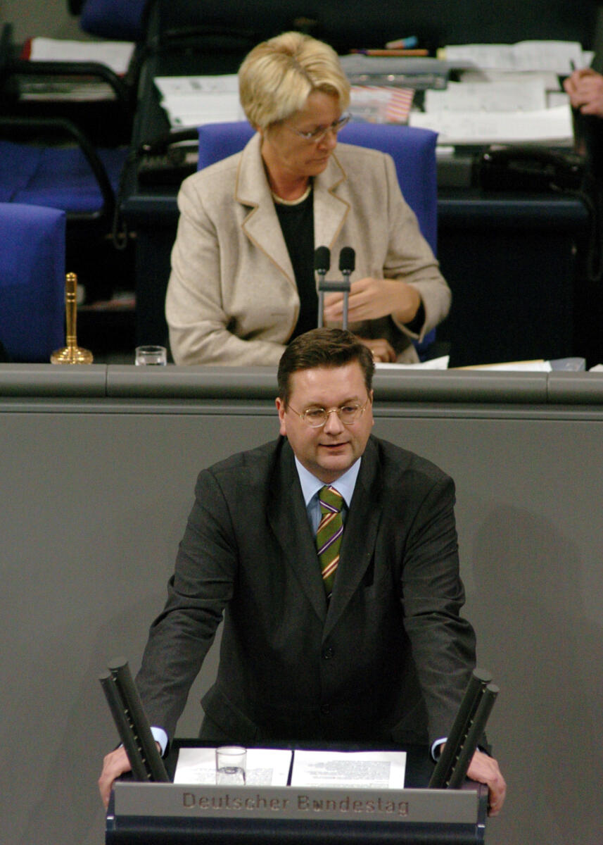Grindel, Reinhard; Kastner, Susanne Reinhard Grindel, CDU/CSU, MdB, Rede im Deutschen Bundestag, Vorsitz: Bundestagvizepräsidentin Dr. h. c. Susanne Kastner, SPD.; Plenum, Rednerpult, 11. Sitzung.