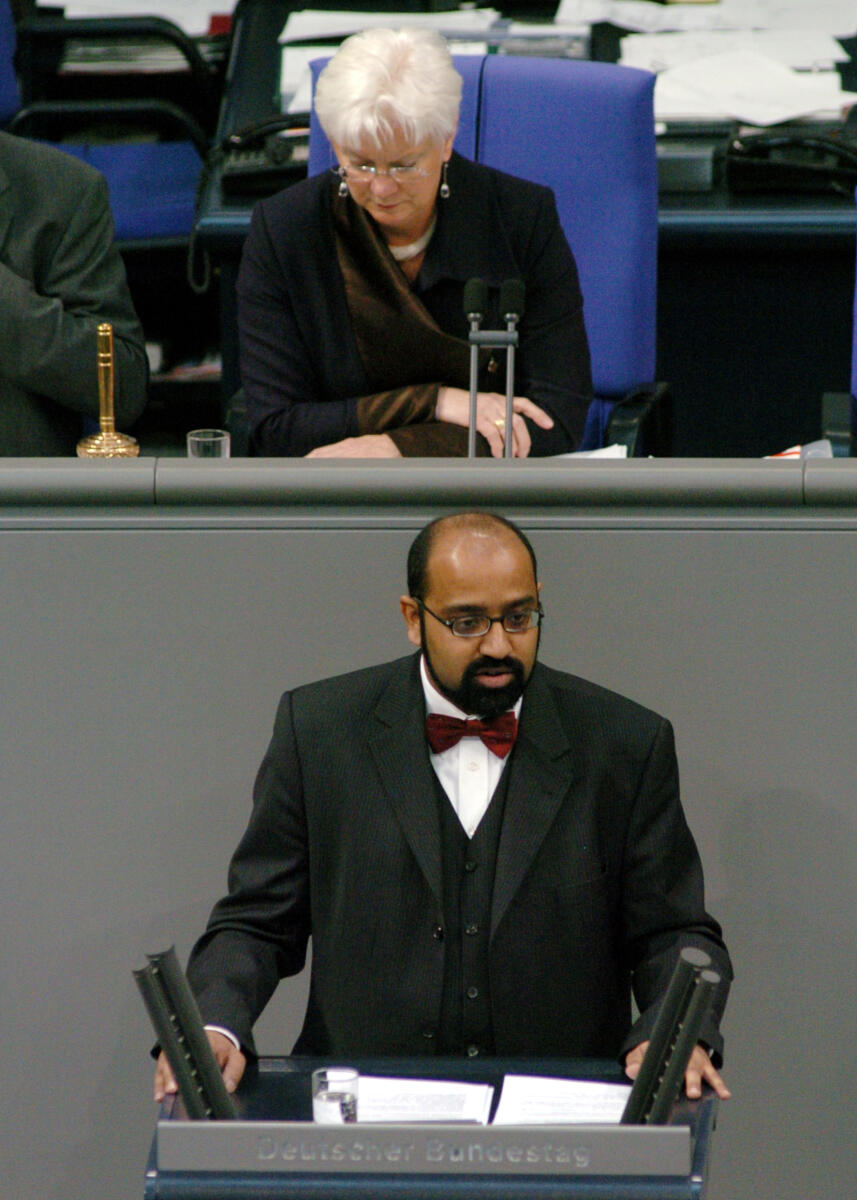 Winkler, Josef Philip; Hasselfeldt, Gerda Josef Philip Winkler, Bündnis 90/Die Grünen, MdB, Rede im Deutschen Bundestag, Vorsitz: Bundestagvizepräsidentin Gerda Hasselfeldt, CDU/CSU.; Plenum, Rednerpult, 11. Sitzung