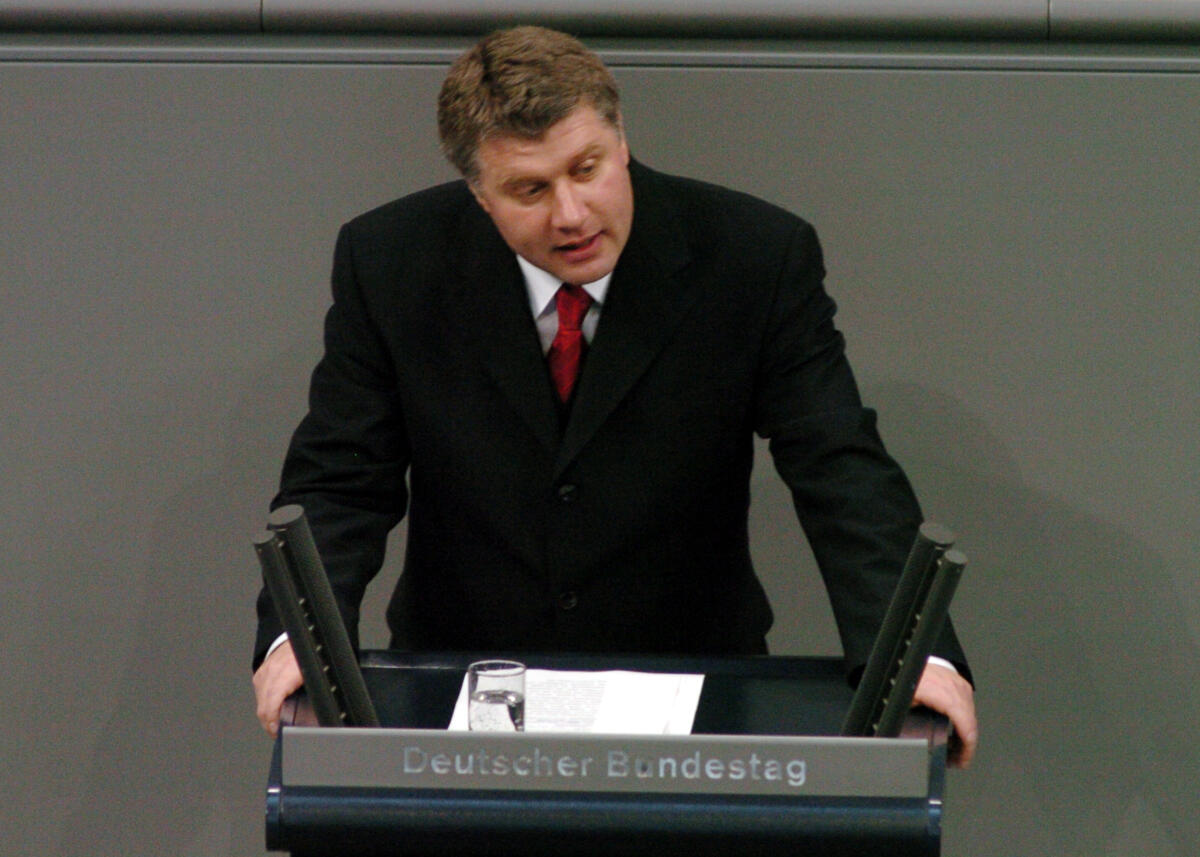 Pries, Christoph Christoph Pries, SPD, MdB, Rede im Deutschen Bundestag.; Plenum, Rednerpult, 11. Sitzung.