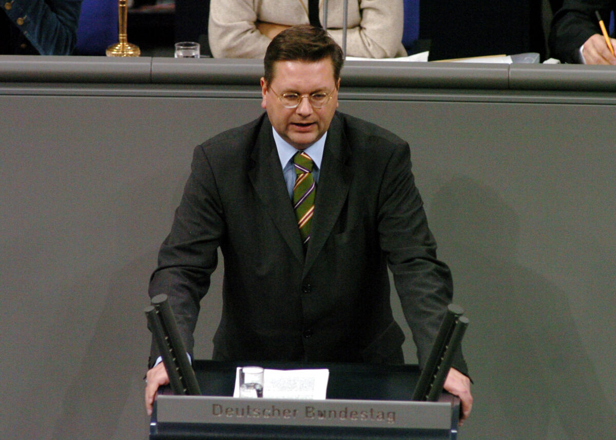 Grindel, Reinhard Reinhard Grindel, CDU/CSU, MdB, Rede im Deutschen Bundestag.; Plenum, Rednerpult, 11. Sitzung.