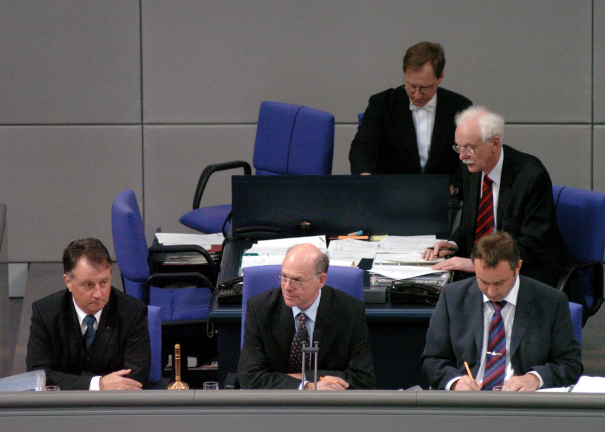 Lammert, Norbert; Koschorrek, Rolf; Ulrich, Alexander Rolf Koschorrek, CDU/CSU, (li.), Schriftführer, Bundestagspräsident Dr. Norbert Lammert, CDU/CSU, (mitte), Alexander Ulrich, Die Linke, MdB, Schriftführer (re.), im Plenarsaal des Deutschen Bundestages während der 11. Sitzung.