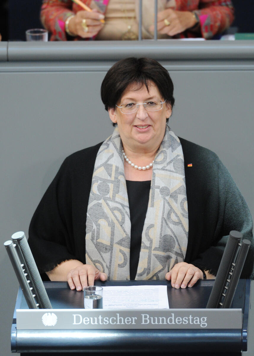 Barbara Lanzinger, CDU/CSU, Bundestagsabgeordnete, Abgeordnete, Mitglied Deutscher Bundestag, MdB, Rede, 127. Sitzung, Top 4, Thema: Handelspolitik und Handelsabkommen TTIP und CETA, Redner 7.; Rednerpult. Lanzinger, Barbara Barbara Lanzinger, CDU/CSU, Bundestagsabgeordnete, Abgeordnete, Mitglied Deutscher Bundestag, MdB, Rede, 127. Sitzung, Top 4, Thema: Handelspolitik und Handelsabkommen TTIP und CETA, Redner 7.; Rednerpult.