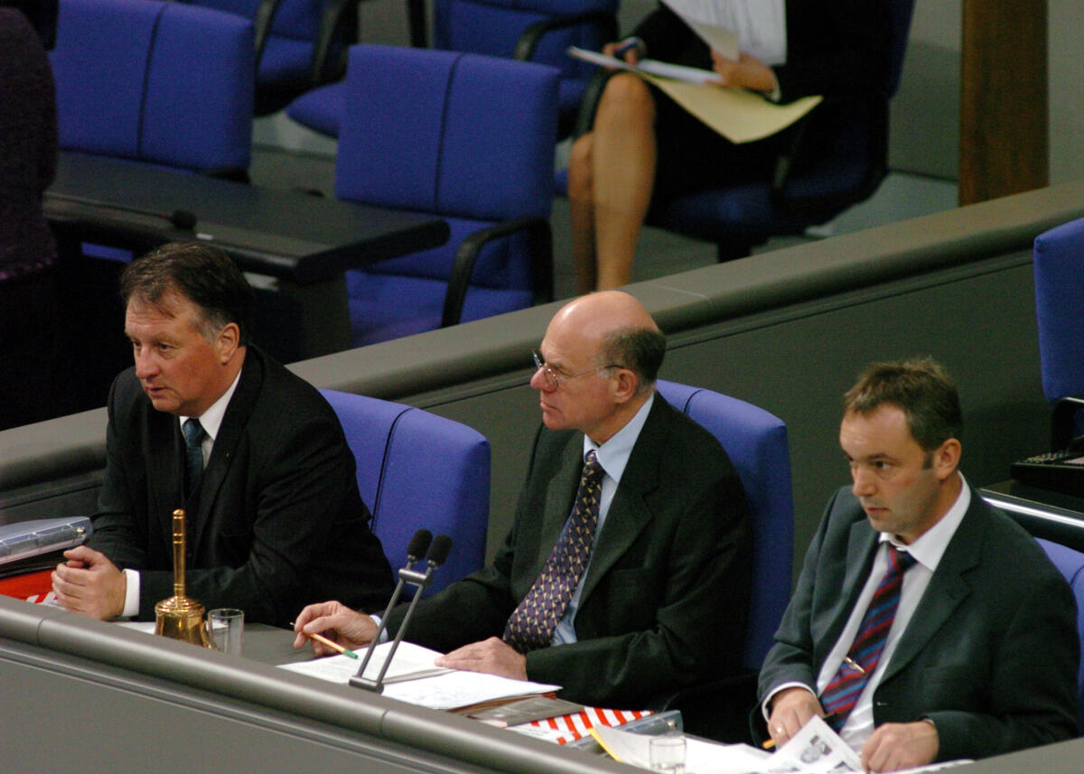 Rolf Koschorrek, CDU/CSU, (li.), Schriftführer, Bundestagspräsident Dr. Norbert Lammert, CDU/CSU, (mitte), Alexander Ulrich, Die Linke, MdB, Schriftführer (re.), im Plenarsaal des Deutschen Bundestages während der 11. Sitzung. Lammert, Norbert; Koschorrek, Rolf; Ulrich, Alexander Rolf Koschorrek, CDU/CSU, (li.), Schriftführer, Bundestagspräsident Dr. Norbert Lammert, CDU/CSU, (mitte), Alexander Ulrich, Die Linke, MdB, Schriftführer (re.), im Plenarsaal des Deutschen Bundestages während der 11. Sitzung.