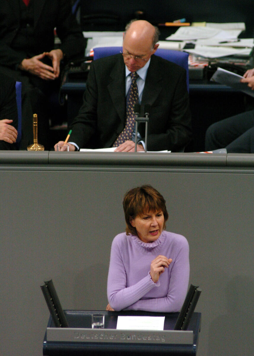 Pothmer, Brigitte; Lammert, Norbert Brigitte Pothmer, Bündnis 90/Die Grünen, MdB, 11. Sitzung, TOP 3, Thema: SGB II, Rede im Deutschen Bundestag, Vorsitz: Bundestagspräsident Dr. Norbert Lammert, CDU/CSU.; Bundestagsabgeordnete, Abgeordnete, Rednerpult, Gestik, Geste; Rednerpult.