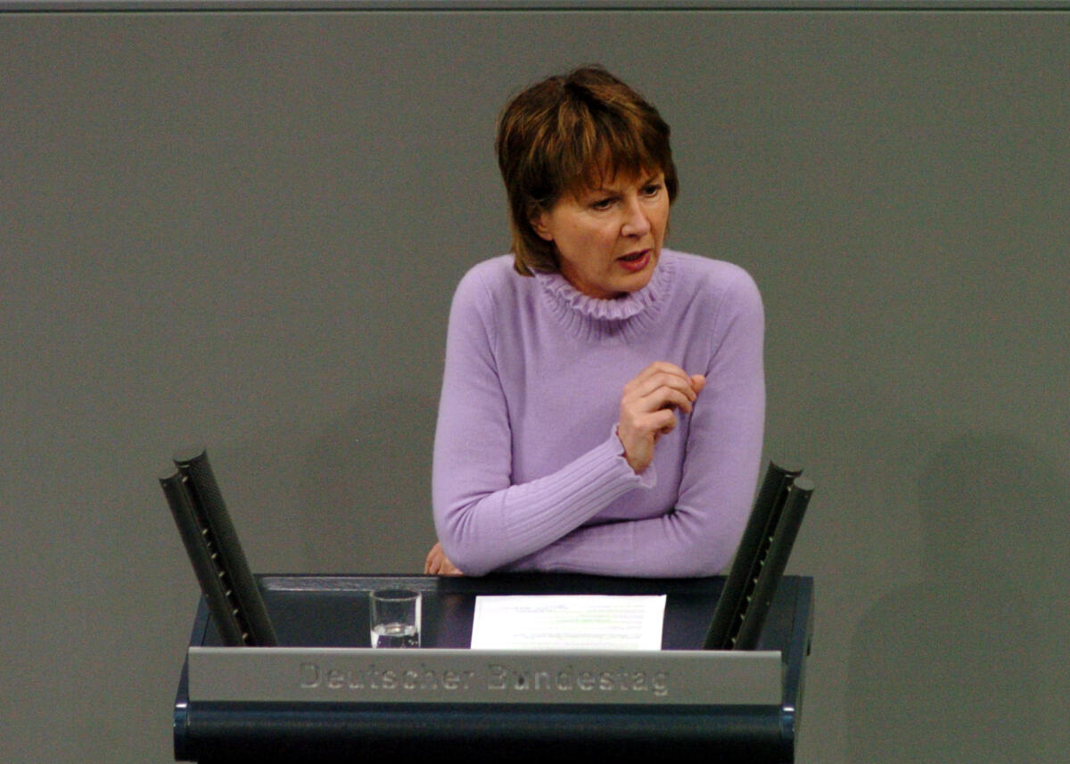 Pothmer, Brigitte Brigitte Pothmer, Bündnis 90/Die Grünen, MdB, Rede im Deutschen Bundestag, 11. Sitzung, TOP 3, Thema: SGB II.; Bundestagsabgeordnete, Abgeordnete, REdnerpult, Gestik, Geste