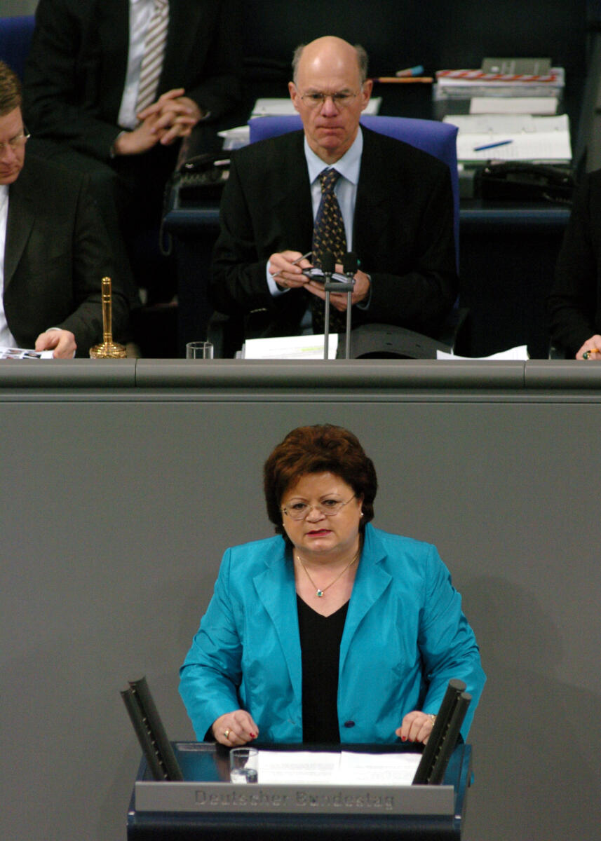 Schäfer, Anita; Lammert, Norbert Anita Schäfer, MdB, CDU/CSU, Rede, Deutscher Bundestag, 12. Sitzung, TOP 12, Thema: Jahresbericht des Wehrbeauftragten 2004. Vorsitz: Bundestagspräsident Dr. Norbert Lammert, CDU/CSU.

Rednerpult.