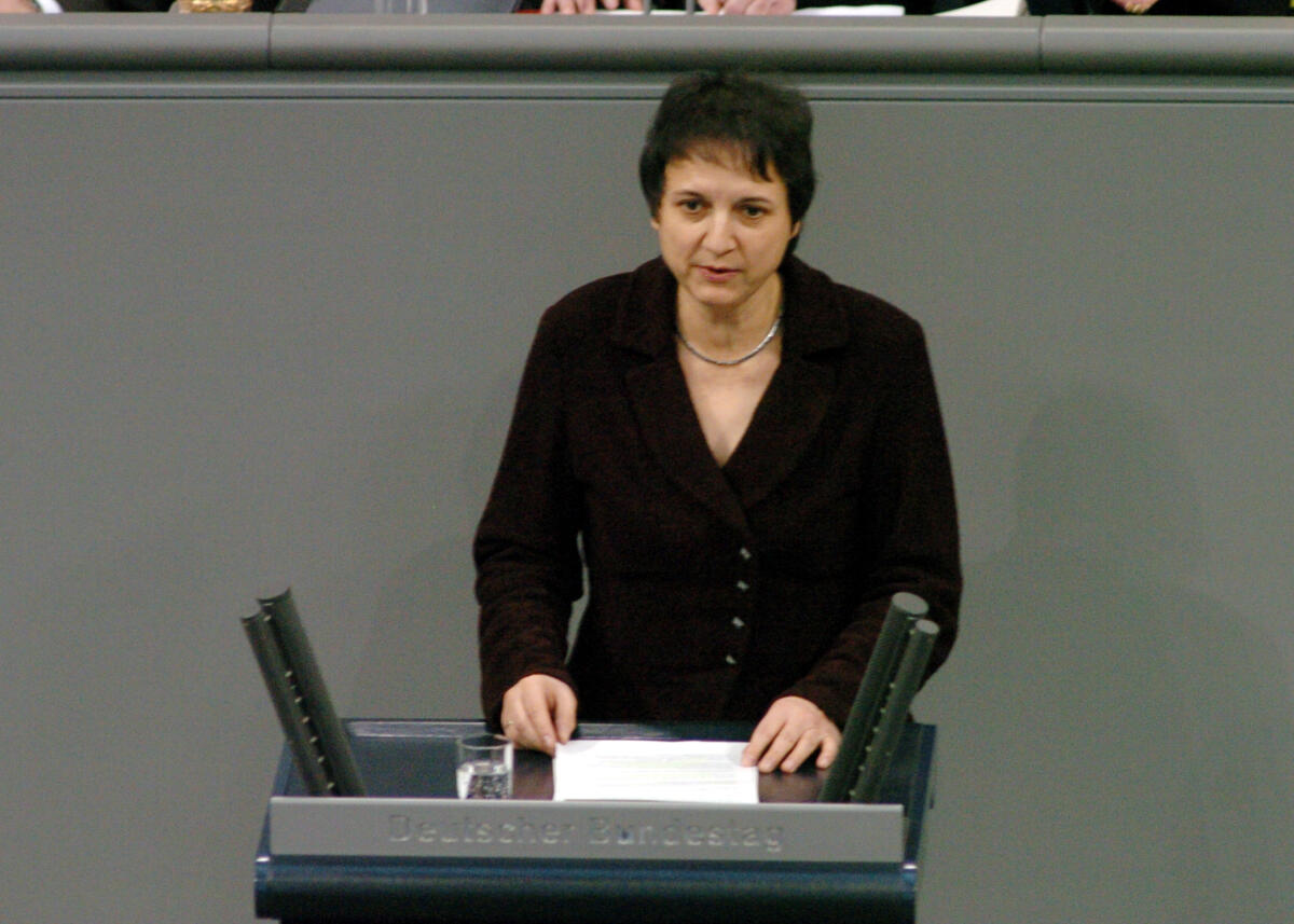 Heß, Petra Petra Heß, MdB, SPD, Rede, Deutscher Bundestag, 12. Sitzung, TOP 12, Thema: Jahresbericht des Wehrbeauftragten 2004.

Rednerpult.