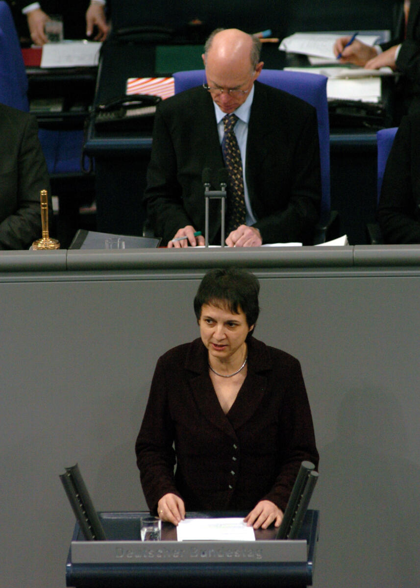 Heß, Petra; Lammert, Norbert Petra Heß, MdB, SPD, Rede, Deutscher Bundestag, 12. Sitzung, TOP 12, Thema: Jahresbericht des Wehrbeauftragten 2004. Vorsitz: Bundestagspräsident Dr. Norbert Lammert, CDU/CSU.

Rednerpult.