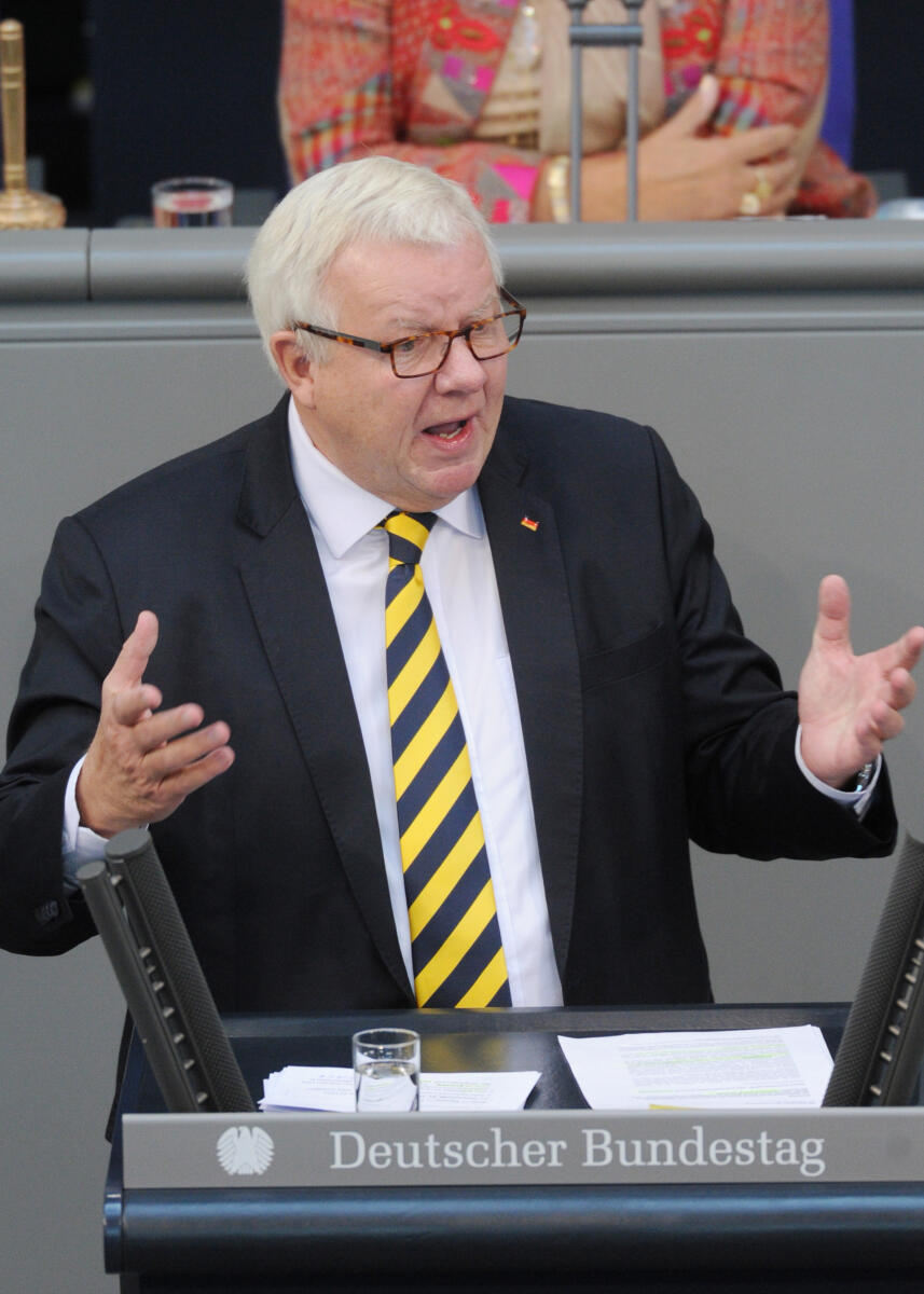 Dr. Michael Fuchs, CDU/CSU, Bundestagsabgeordneter, Abgeordneter, Mitglied Deutscher Bundestag, MdB, Rede, 127. Sitzung, Top 4, Thema: Handelspolitik und Handelsabkommen TTIP und CETA, Redner 2.; Rednerpult. Fuchs, Michael Dr. Michael Fuchs, CDU/CSU, Bundestagsabgeordneter, Abgeordneter, Mitglied Deutscher Bundestag, MdB, Rede, 127. Sitzung, Top 4, Thema: Handelspolitik und Handelsabkommen TTIP und CETA, Redner 2.; Rednerpult.