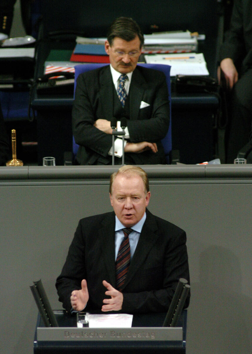 Michelbach, Hans; Solms, Hermann Otto Hans Michelbach, MdB, CDU/CSU, Rede, Deutscher Bundestag, 13. Sitzung, ZP1, Thema: Verzicht auf MwSt. Erhöhung. Vorsitz: Bundestagsvizepräsident Dr. Hermann Otto Solms, FDP.; Rednerpult.