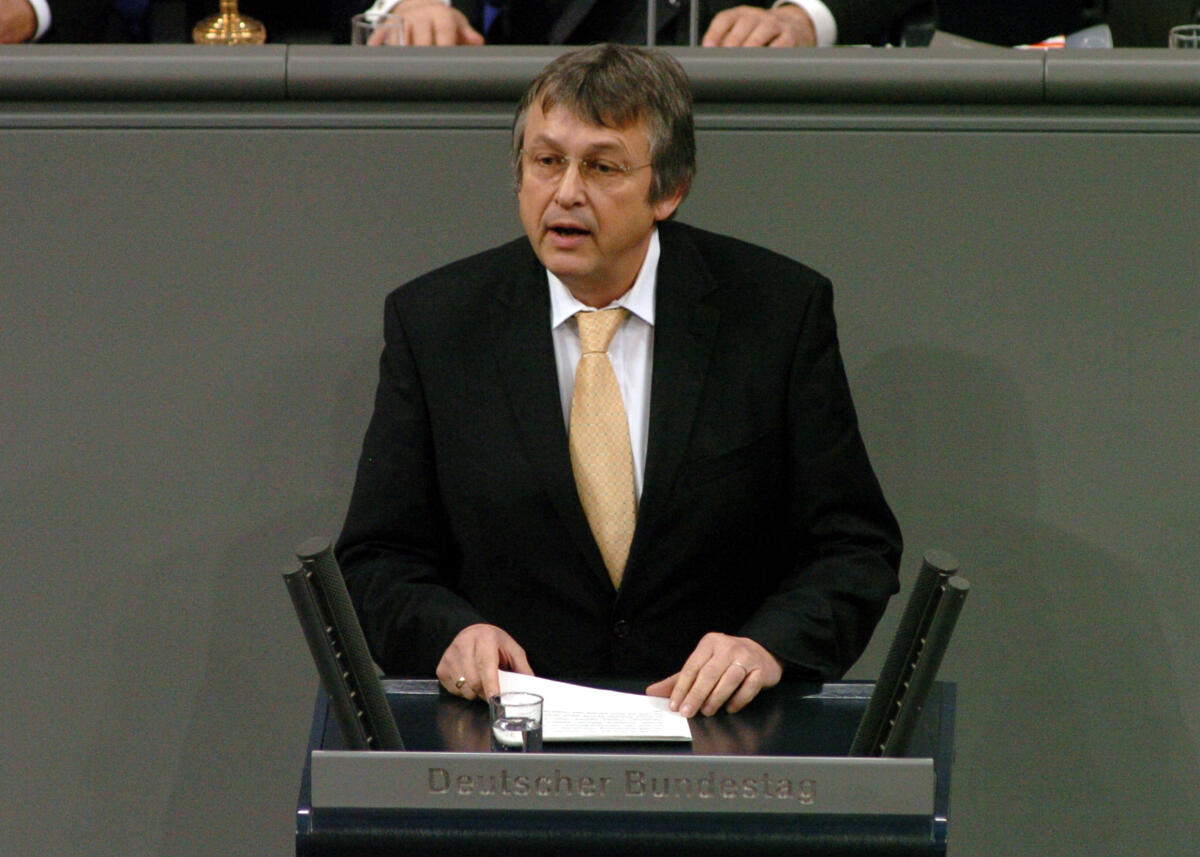 Wistuba, Engelbert Engelbert Wistuba, MdB, SPD, Rede, Deutscher Bundestag, 13. Sitzung, ZP1, Thema: Verzicht auf MwSt. Erhöhung.

Rednerpult.