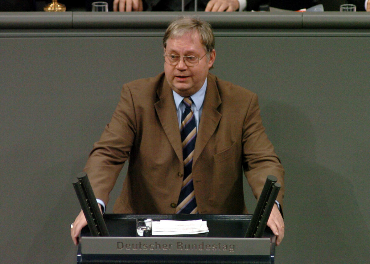 Fromme, Jochen-Konrad Jochen-Konrad Fromme, MdB, CDU/CSU, Rede, Deutscher Bundestag, 13. Sitzung, ZP1, Thema: Verzicht auf MwSt. Erhöhung.

Rednerpult.