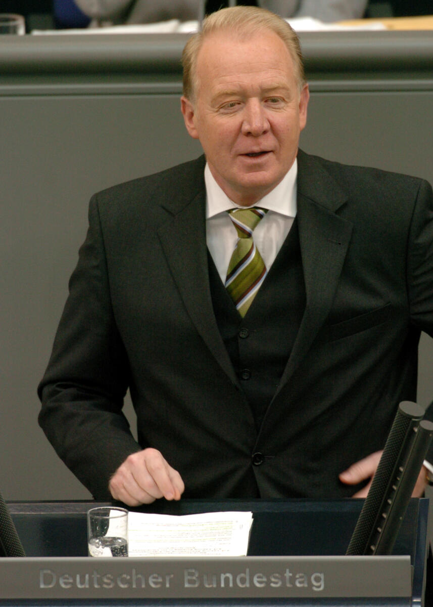 Michelbach, Hans Hans Michelbach, MdB, CDU/CSU, Rede, Deutscher Bundestag, 8. Sitzung, TOP 5, Thema: Steuerstundungsmodelle/Eigenheimzulage, Redner 11; Rednerpult.
