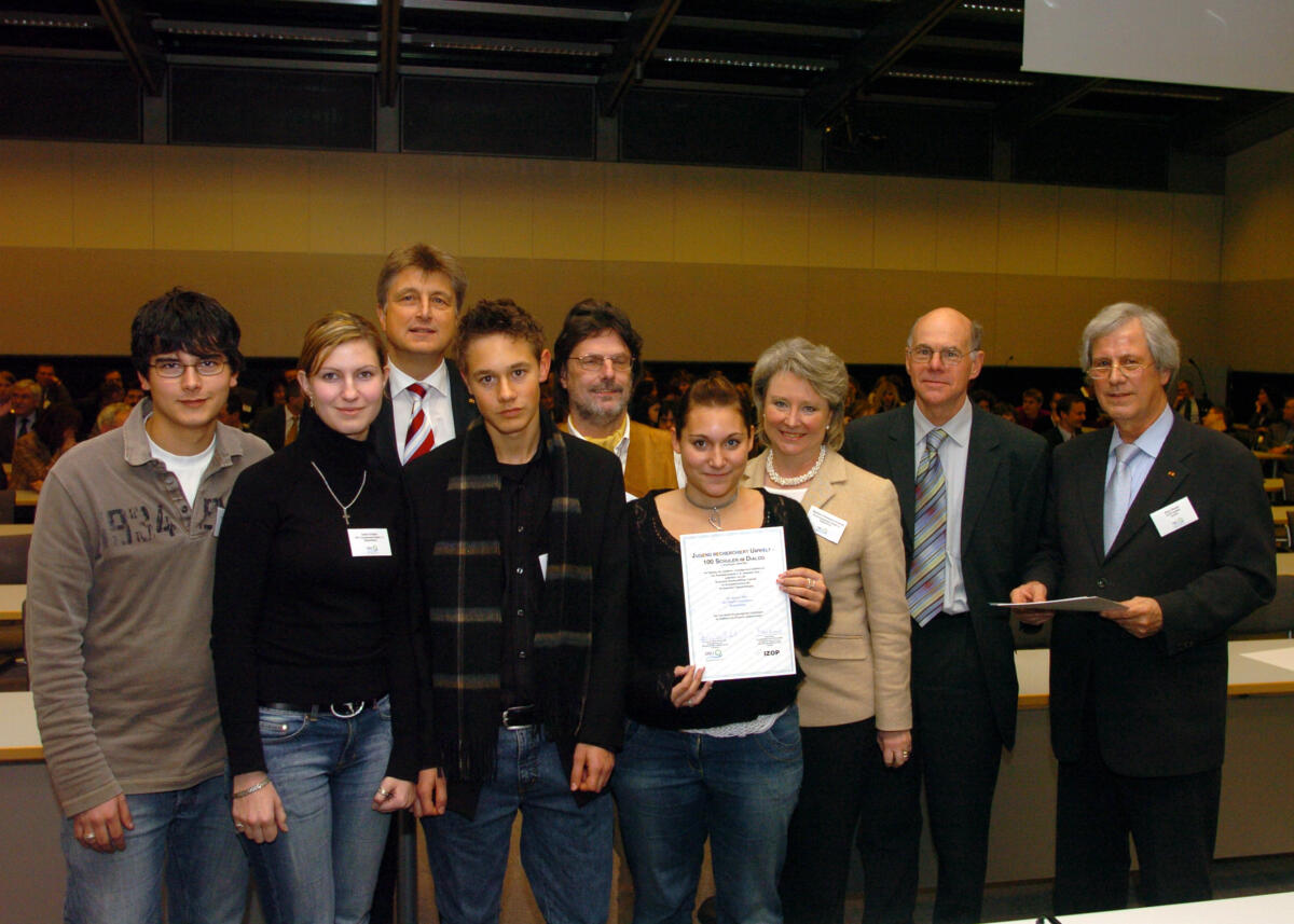 Lammert, Norbert Bundestagspräsident Dr. Norbert Lammert, CDU/CSU, (2. v.r.),  verleiht Preise an Schüler im Projekt "Jugend recherchiert Umwelt - 100 Schulen im Dialog".; Preis, Verleihung, Preisverleihung, Jugendliche