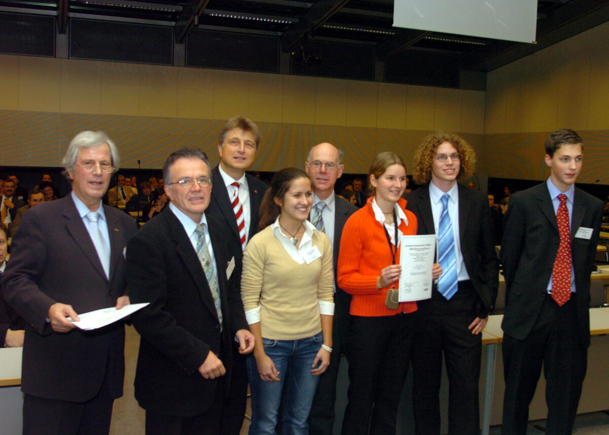 Lammert, Norbert Bundestagspräsident Dr. Norbert Lammert, CDU/CSU, (4. v.r.), , verleiht Preise an Schüler im Projekt "Jugend recherchiert Umwelt - 100 Schulen im Dialog".; Preis, Verleihung, Preisverleihung, Jugendliche