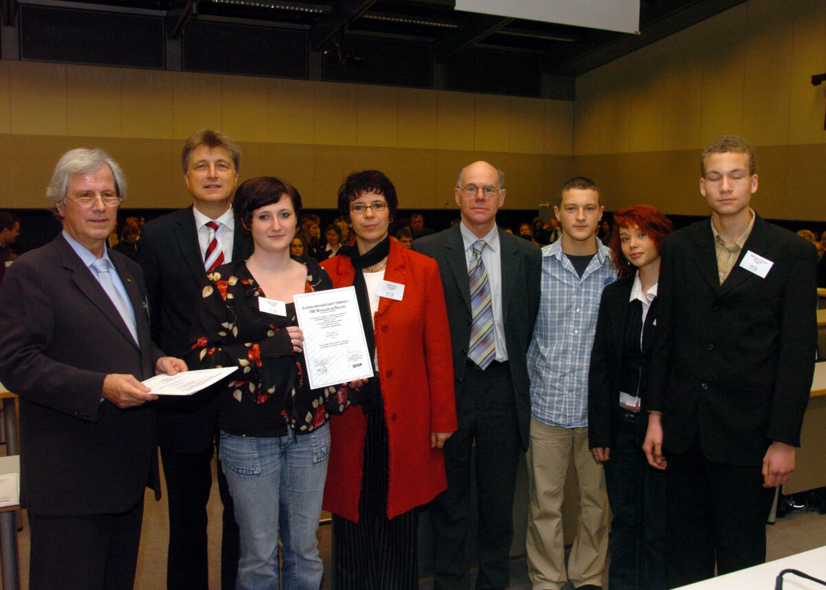 Lammert, Norbert Bundestagspräsident Dr. Norbert Lammert, CDU/CSU, (4. v.r.),  verleiht Preise an Schüler im Projekt "Jugend recherchiert Umwelt - 100 Schulen im Dialog".; Preis, Verleihung, Preisverleihung, Jugendliche