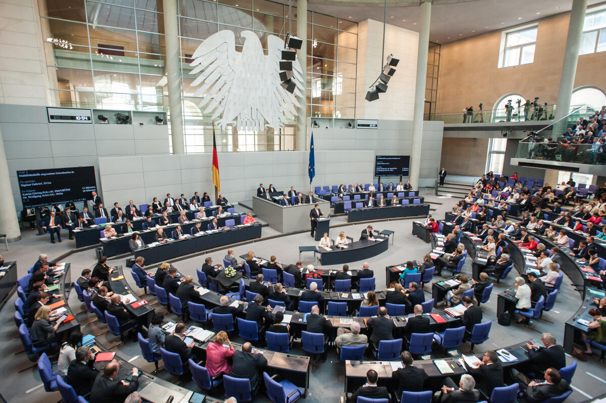 Wirtschaftsminister Sigmar Gabriel, SPD, spricht vor dem Plenum. Sondersitzung des Bundestages mit Beratung über den Antrag des Bundesministeriums der Finanzen für eine Stabilitätshilfe zugunsten Griechenlands mit anschließender namentlicher Abstimmung. TOP 1: Einholung eines zustimmenden Beschlusses des Deutschen Bundestages nach § 4 Absatz 1 Nummer 1 ESM-Finanzierungsgesetzes (ESMFinG), der Hellenischen Republik nach Artikel 13 Absatz 2 ESM-Vertrages grundsätzlich Stabilitätshilfe in Form eines ESM-Darlehens zu gewähren; Verwendung der SMP-Mittel 2014 zur Absicherung einer Brückenfinanzierung.; Griechenland, Bundesminister für Arbeit und Energie, Minister, Übersicht, Totale, Bundestagsadler, Adler, Regierungsbank, Bundesratsbank, Besuchertribüne, Pressetribüne, Besucher Gabriel, Sigmar Wirtschaftsminister Sigmar Gabriel, SPD, spricht vor dem Plenum. Sondersitzung des Bundestages mit Beratung über den Antrag des Bundesministeriums der Finanzen für eine Stabilitätshilfe zugunsten Griechenlands mit anschließender namentlicher Abstimmung. TOP 1: Einholung eines zustimmenden Beschlusses des Deutschen Bundestages nach § 4 Absatz 1 Nummer 1 ESM-Finanzierungsgesetzes (ESMFinG), der Hellenischen Republik nach Artikel 13 Absatz 2 ESM-Vertrages grundsätzlich Stabilitätshilfe in Form eines ESM-Darlehens zu gewähren; Verwendung der SMP-Mittel 2014 zur Absicherung einer Brückenfinanzierung.; Griechenland, Bundesminister für Arbeit und Energie, Minister, Übersicht, Totale, Bundestagsadler, Adler, Regierungsbank, Bundesratsbank, Besuchertribüne, Pressetribüne, Besucher