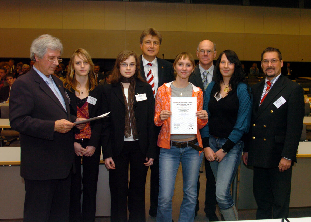 Lammert, Norbert Bundestagspräsident Dr. Norbert Lammert, CDU/CSU, (3. v.l.), verleiht Preise an Schüler im Projekt "Jugend recherchiert Umwelt - 100 Schulen im Dialog".; Preis, Verleihung, Preisverleihung, Jugendliche