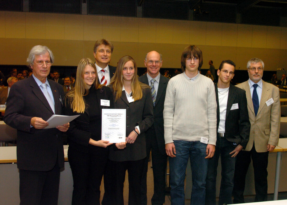 Lammert, Norbert Bundestagspräsident Dr. Norbert Lammert, CDU/CSU, (4. v.r.),  verleiht Preise an Schüler im Projekt "Jugend recherchiert Umwelt - 100 Schulen im Dialog".; Preis, Verleihung, Preisverleihung, Jugendliche