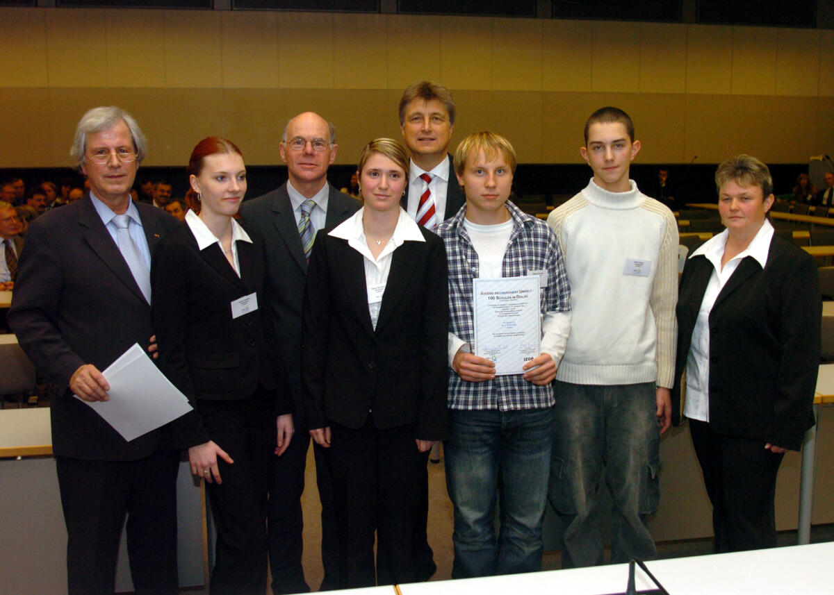 Lammert, Norbert Bundestagspräsident Dr. Norbert Lammert, CDU/CSU, (3. v.l.), verleiht Preise an Schüler im Projekt "Jugend recherchiert Umwelt - 100 Schulen im Dialog".; Preis, Verleihung, Preisverleihung, Jugendliche