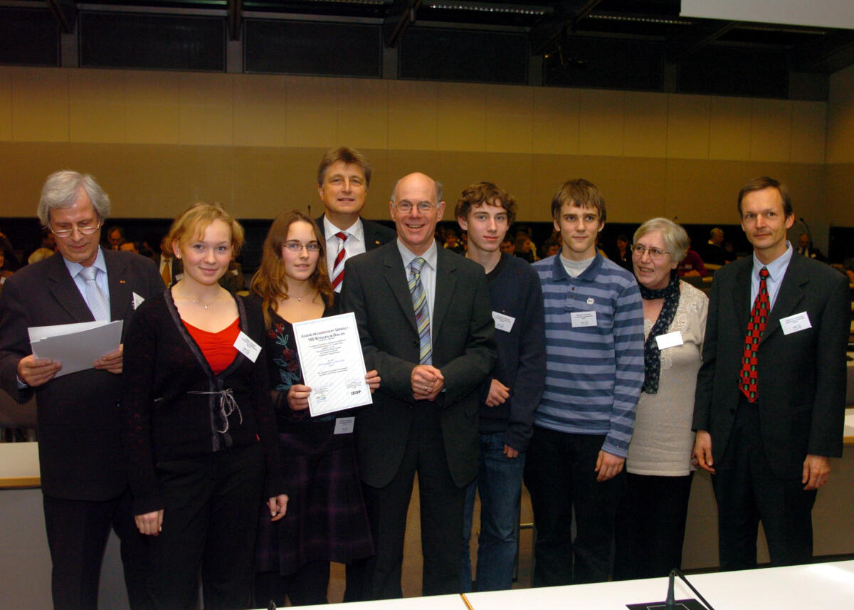 Lammert, Norbert Bundestagspräsident Dr. Norbert Lammert, CDU/CSU, (5. v.r.), verleiht Preise an Schüler im Projekt "Jugend recherchiert Umwelt - 100 Schulen im Dialog".; Preis, Verleihung, Preisverleihung, Jugendliche