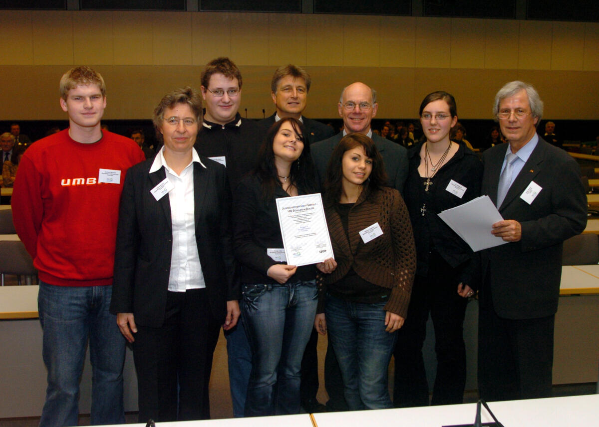 Lammert, Norbert Bundestagspräsident Dr. Norbert Lammert, CDU/CSU, ( 3. v.r.), verleiht Preise an Schüler im Projekt "Jugend recherchiert Umwelt - 100 Schulen im Dialog".; Preis, Verleihung, Preisverleihung, Jugendliche