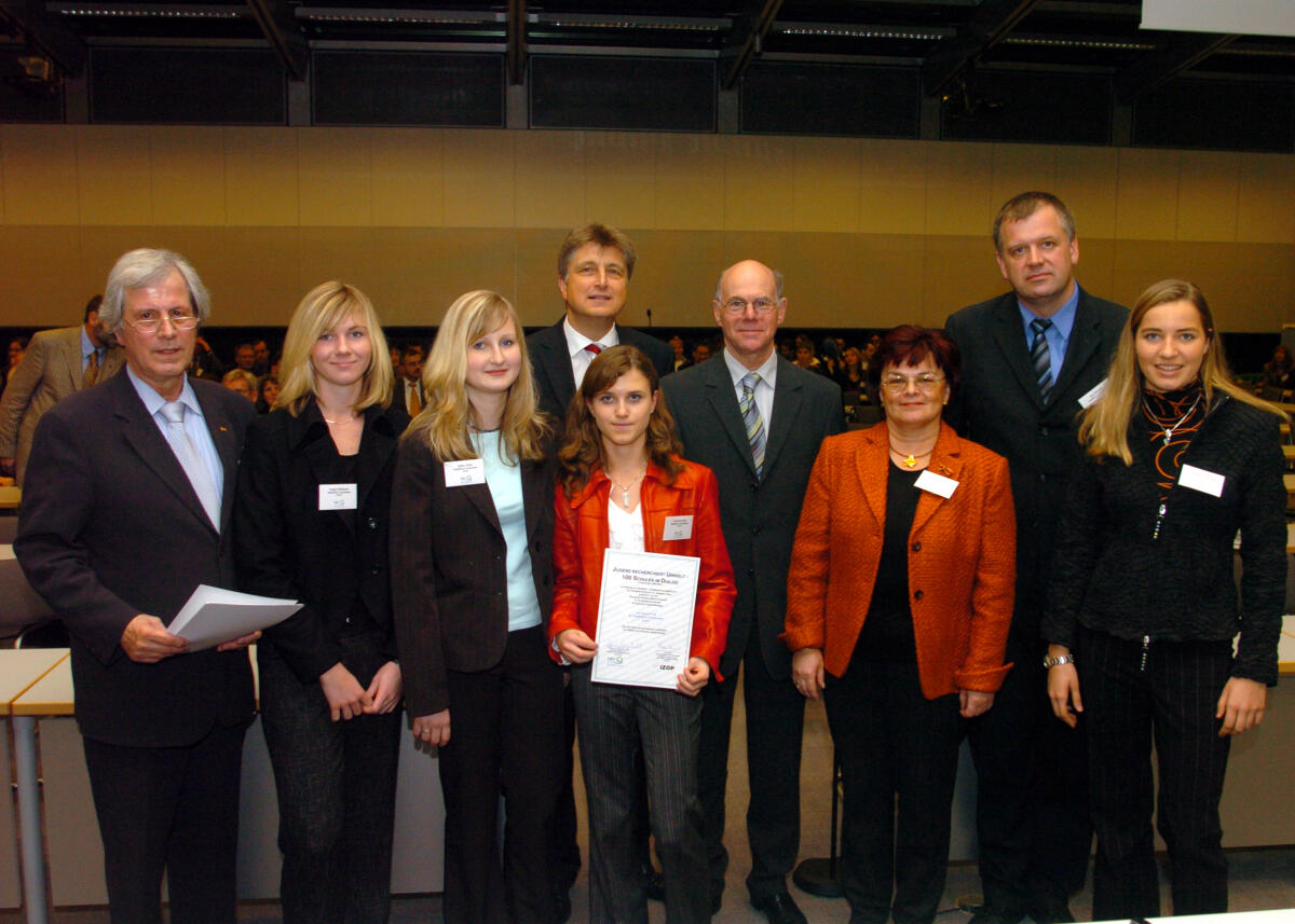 Lammert, Norbert Bundestagspräsident Dr. Norbert Lammert, CDU/CSU, (4. v.r.),  verleiht Preise an Schüler im Projekt "Jugend recherchiert Umwelt - 100 Schulen im Dialog".; Preis, Verleihung, Preisverleihung, Jugendliche