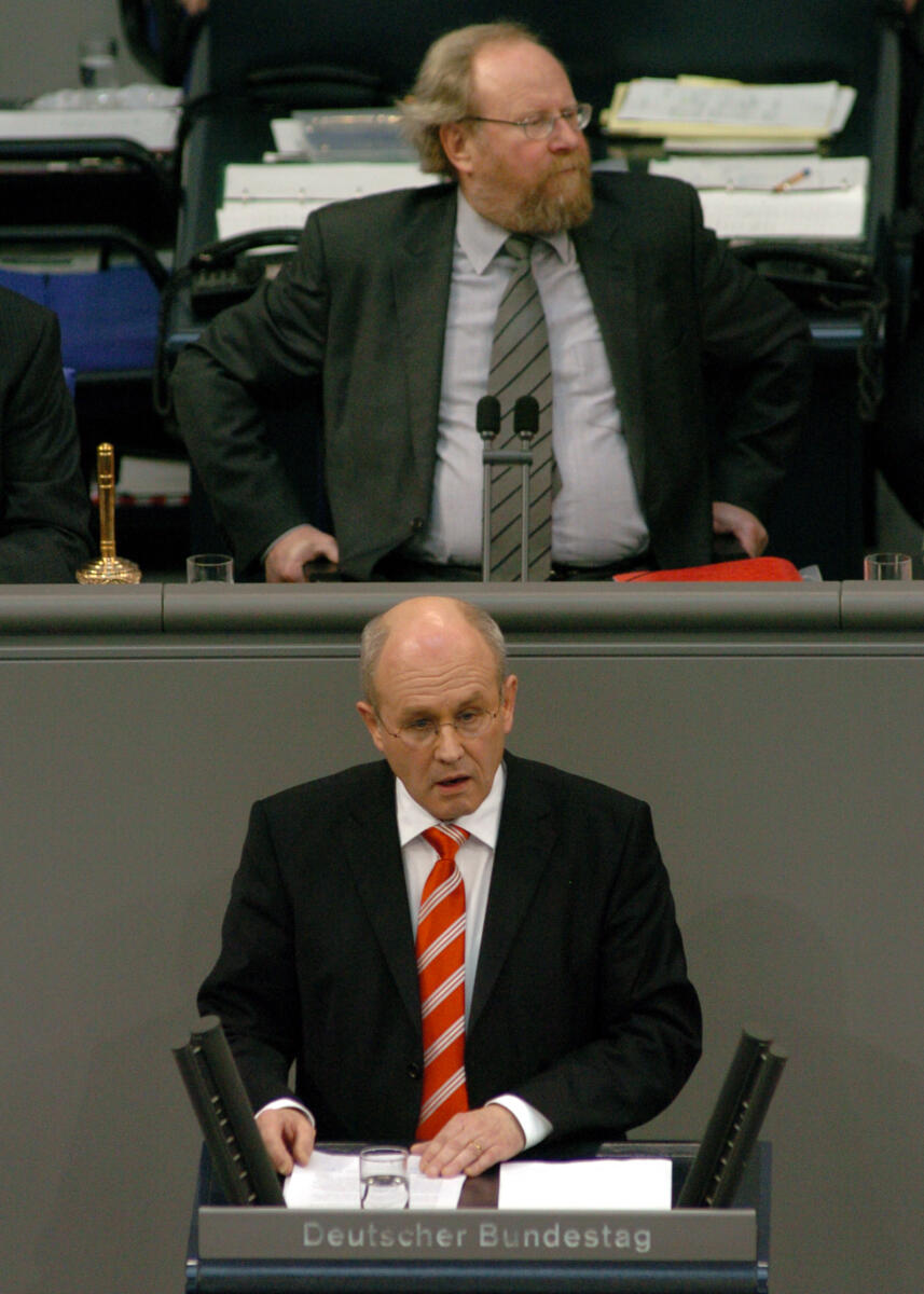 Kauder, Volker; Thierse, Wolfgang Volker Kauder, MdB, CDU/CSU, Rede, Deutscher Bundestag, 4. Sitzung, TOP 1, Generalaussprache nach Regierungserklärung. Vorsitz: Bundestagsvizepräsident Wolfgang Thierse, SPD.

Rednerpult.